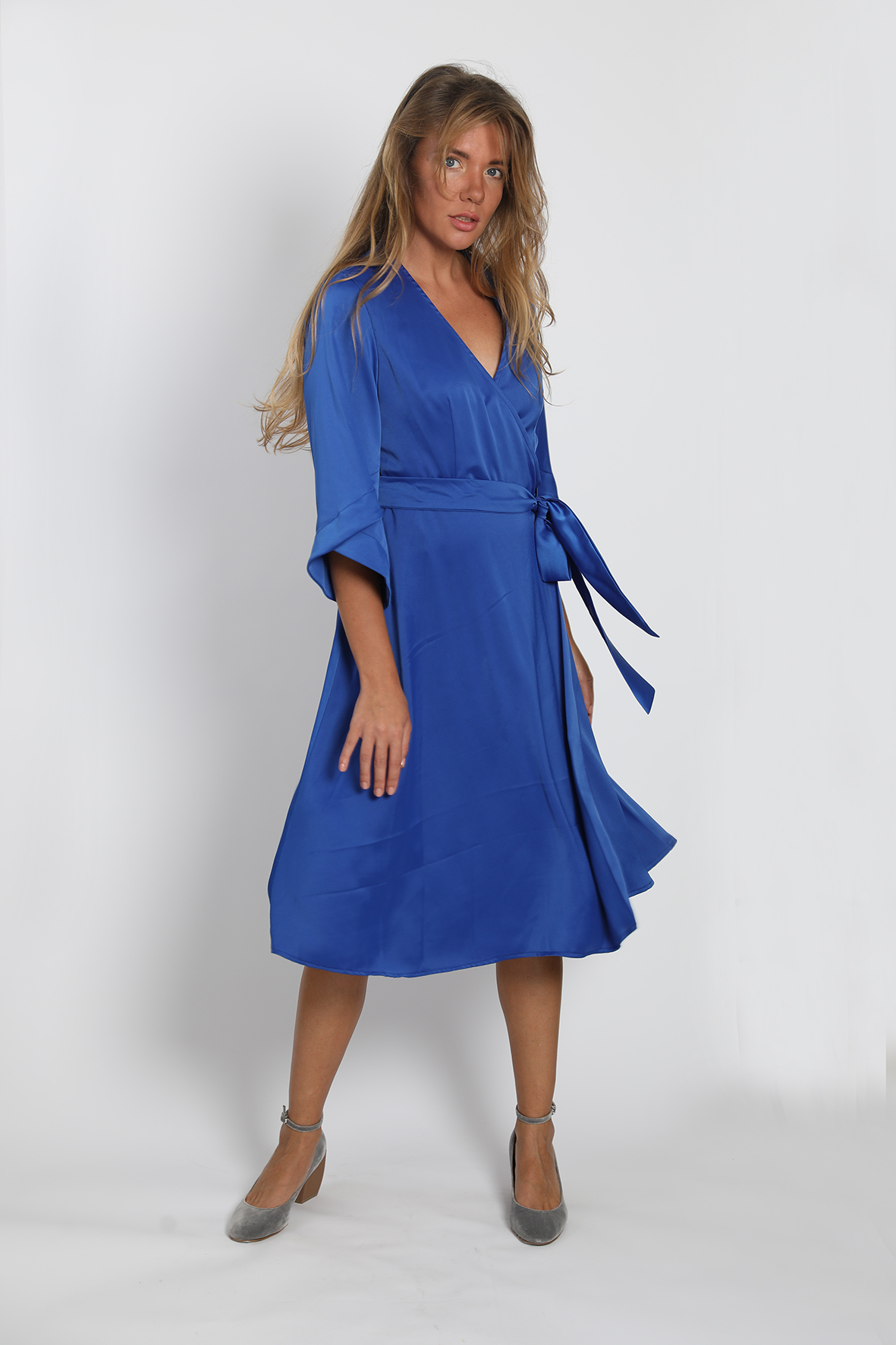 שמלה צנועה בגזרת מעטפת קימונו לאירועים - כחול | Scelle by Linda