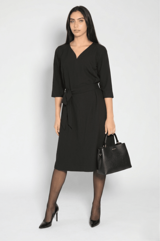 שמלה שחורה צנועה קלאסית עם שרוול עד המרפק