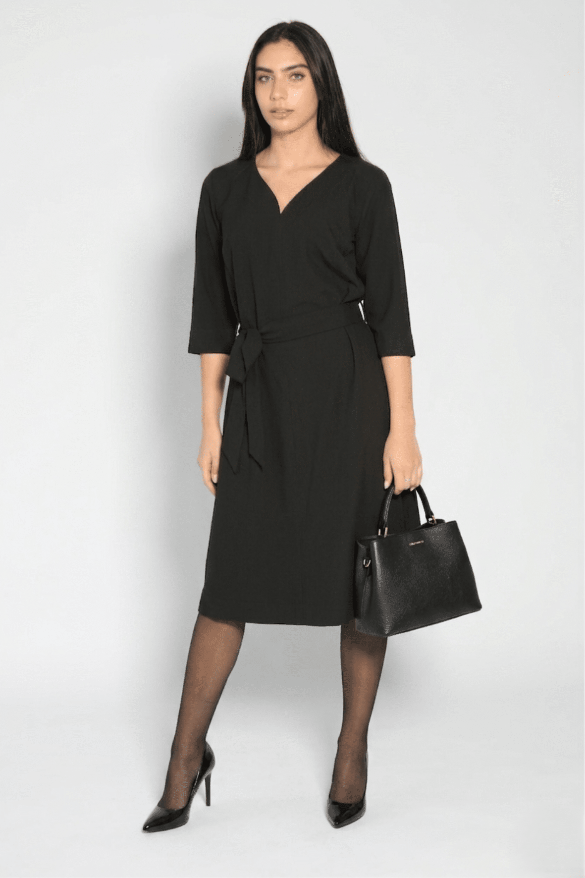 שמלה שחורה צנועה קלאסית עם שרוול עד המרפק