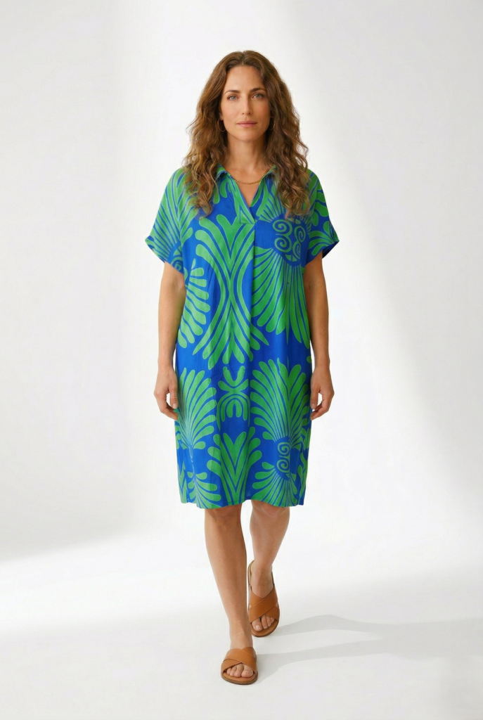 שמלת חוף מויסקוזה בצבע טורקיז עם הדפס גזרה אוברסייז