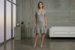 שמלה צנועה אפורה לנשים עם שרוולים קצרים, שמלת ערב אלגנטית באורך עד הברך פתח תקווה